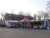 902257 Afbeelding van enkele kramen op een kleine markt aan de Händelstraat in de wijk Oog in Al te Utrecht. Op de ...